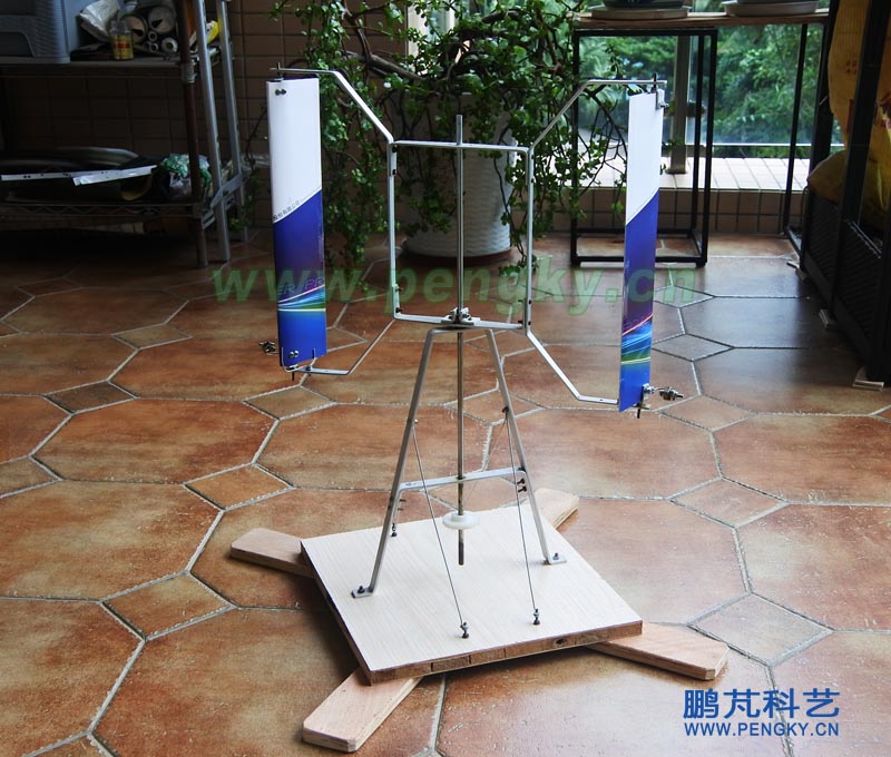裝好葉片的垂直軸風(fēng)力機模型