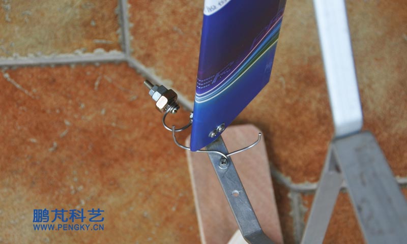 葉片向風(fēng)輪外側(cè)擺動 