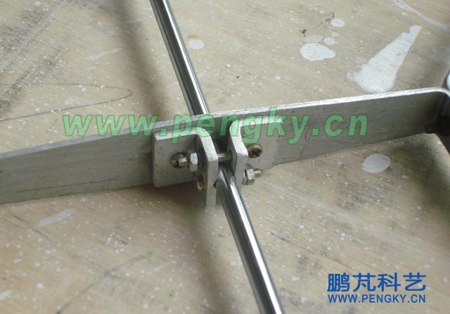 彎角件夾緊風(fēng)力機(jī)主軸的照片