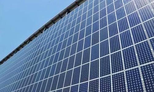 在垂直墻面安裝的太陽能電池板