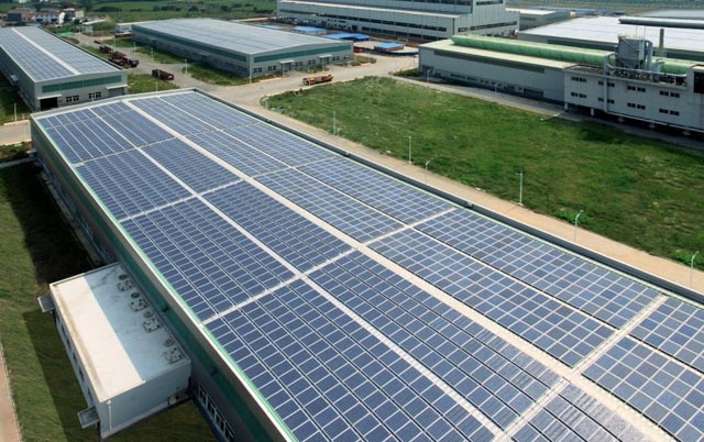 平鋪在屋頂?shù)奶柲茈姵匕? width=