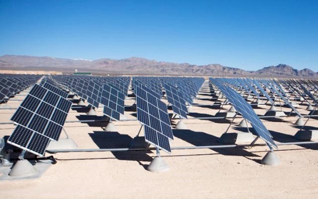 同步驅(qū)動(dòng)的斜單軸跟蹤電池陣列